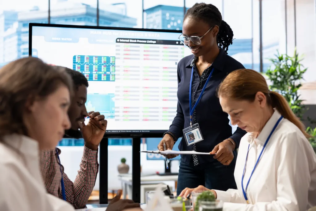 analyste-d-affaires-creant-une-presentation-interactive-avec-des-mises-a-jour-du-projet