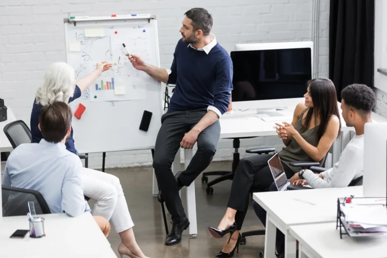 gens-creatifs-assis-a-table-dans-la-salle-de-conference